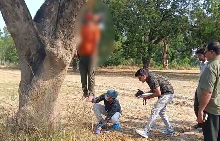 Sitapur News: बाग में पेड़ से लटका मिला युवक का शव, मां ने विपक्षियों पर लगाया हत्या का आरोप