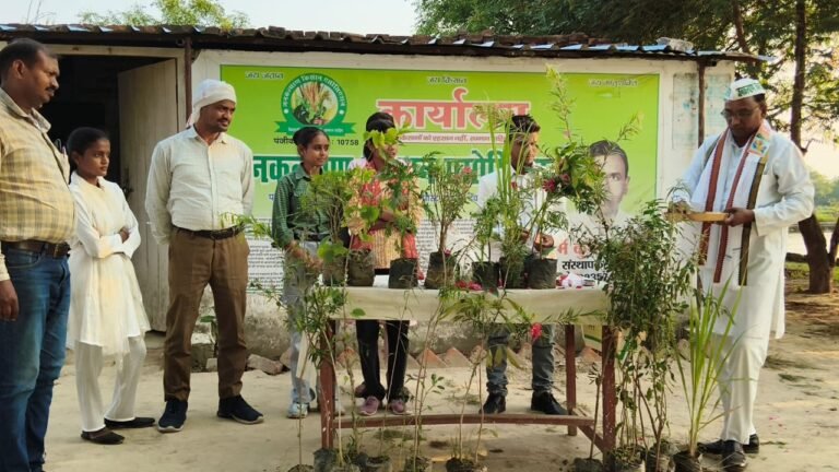 Barabanki News: बाराबंकी में अनोखे अंदाज में मनाया गया जन्मदिन, पौधरोपण और पर्यावरण संरक्षण का दिया संदेश
