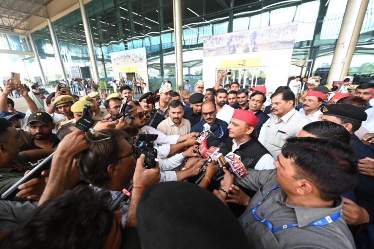 Lucknow News: भाजपा देश की अर्थव्यवस्था के लिए संकट, प्रधानमंत्री की अपील भाजपा के पतन का ऐलान: अखिलेश यादव