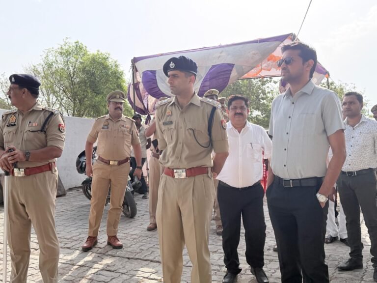 Hamirpur News: ईद उल–अजहा (बकरीद) को लेकर प्रशासन अलर्ट, डीएम-एसपी ने मौदहा कस्बे का किया निरीक्षण