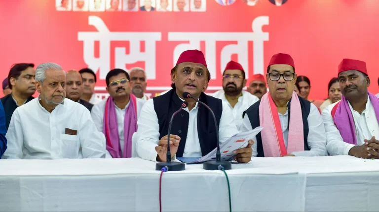 Lucknow News: ईवीएम पर भरोसा खत्म, बैलेट पेपर से हों चुनाव : अखिलेश यादव