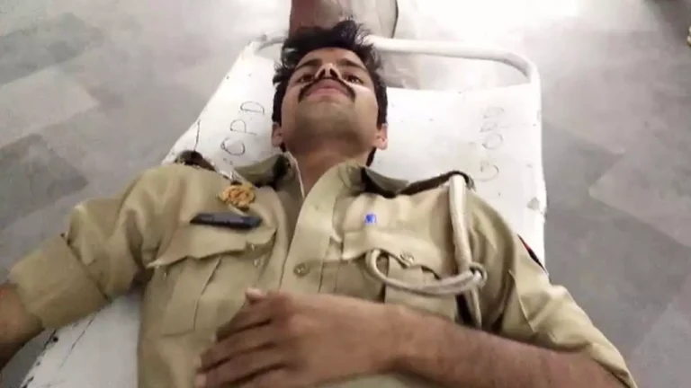 Aligarh News: अलीगढ़ में मेले के दौरान दरोगा पर हमला, स्टंटबाजी रोकने पर भीड़ ने की पिटाई; 4 हिरासत में