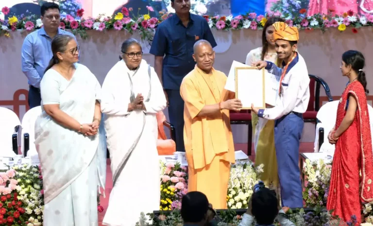 UP Board Toppers 2026: “काम में हाथ बंटाने वाली छात्राओं से प्रेरणा लें”, सीएम योगी ने मेधावियों को किया सम्मानित