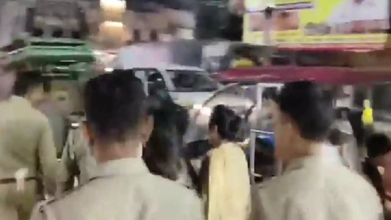 Hapur News: शराब के नशे में युवती का हाई वोल्टेज ड्रामा, सड़क पर लगा जाम; पुलिस ने संभाला मोर्चा