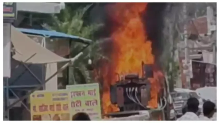 Hapur News: ट्रांसफॉर्मर में लगी भीषण आग, कई मोहल्लों की बिजली घंटों रही बाधित