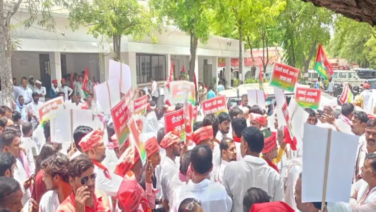 Jalaun News: महंगाई, बिजली बिल और किसानों के मुद्दों पर सपा का प्रदर्शन, डीएम कार्यालय पहुंचकर सौंपा ज्ञापन