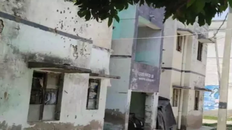 Etah News: एटा की काशीराम कॉलोनी में अव्यवस्थाओं का अंबार, दबंगई और बुनियादी सुविधाओं की कमी से त्रस्त लोगों ने डीएम से लगाई गुहार