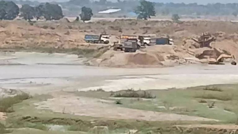 Sonbhadra News: रेणुका नदी में खनन और धारा बाधित किए जाने के आरोप, पर्यावरण कार्यकर्ताओं ने जताई चिंता