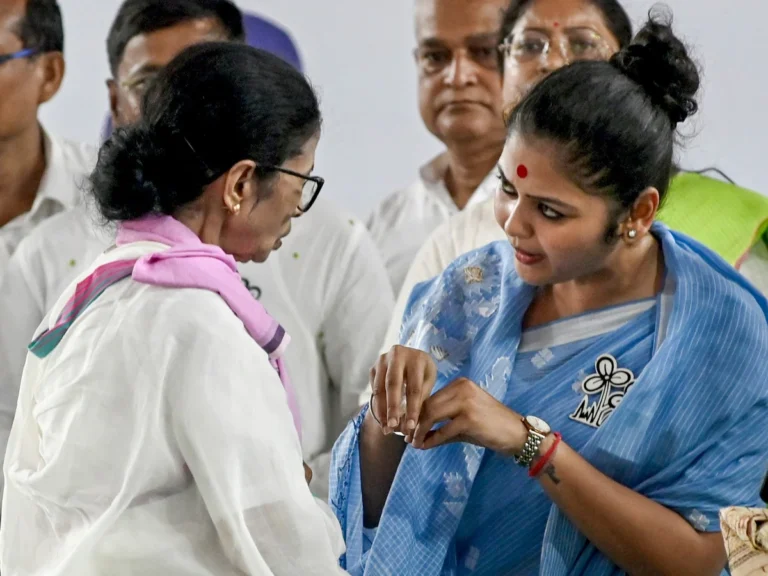West Bengal: ममता बनर्जी को लग सकता है बड़ा झटका, बागी गुट में शामिल हो सकती हैं सांसद सायोनी घोष