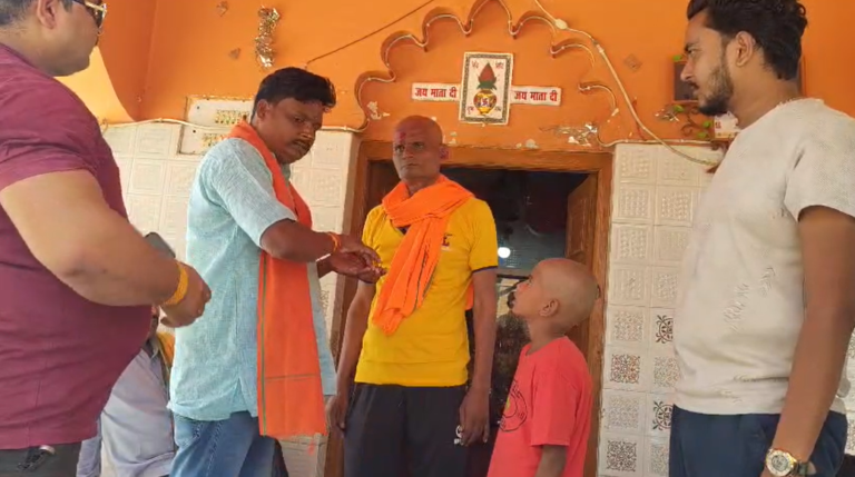 Sitapur News: तंबौर में पिता-पुत्र ने स्वीकार किया सनातन धर्म, देवी माता मंदिर में हुआ शुद्धिकरण अनुष्ठान