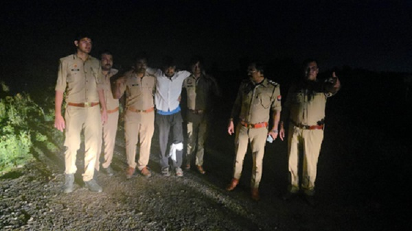 Greater Noida Encounter: पुलिस मुठभेड़ में गौकशी का आरोपी गिरफ्तार, पैर में लगी गोली
