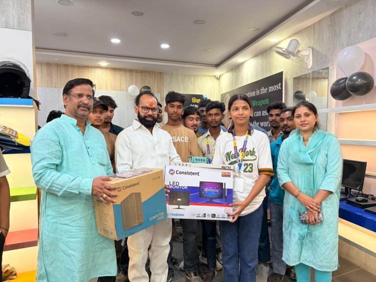 Kushinagar News: जॉब्स कंप्यूटर इंग्लिश स्पोकन सेंटर में 24 विद्यार्थियों को वितरित किए गए कंप्यूटर सेट