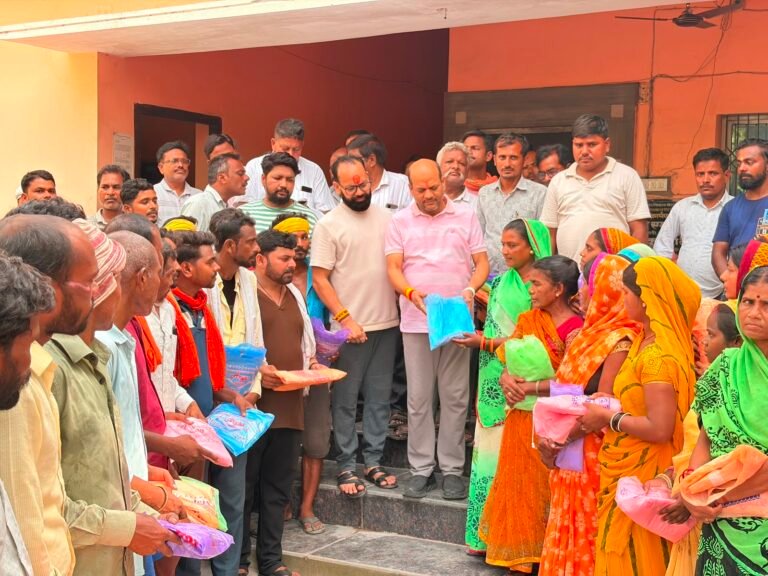 Kushinagar News: बरसात के मौसम में सफाई कर्मियों को मिली सुरक्षा की सौगात, नगर पालिका अध्यक्ष विनय जायसवाल ने वितरित किए रेनकोट