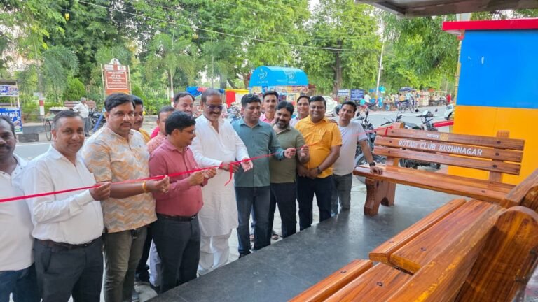 Kushinagar News: बुद्ध महापरिनिर्वाण मंदिर के बाहर श्रद्धालुओं की सुविधा के लिए रोटरी क्लब ने लगवाईं कुर्सियाँ