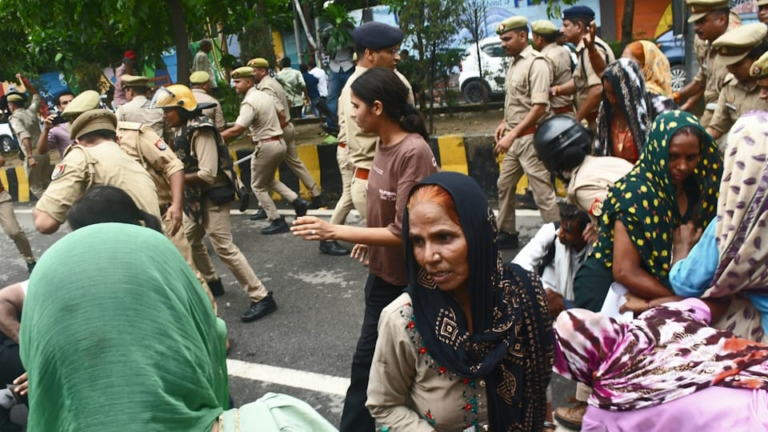 Meerut News: छात्रा हत्याकांड प्रदर्शन के दौरान हंगामा, एसएसपी ने एआईएमआईएम नेता को जड़ा थप्पड़, फिर हुआ लाठीचार्ज