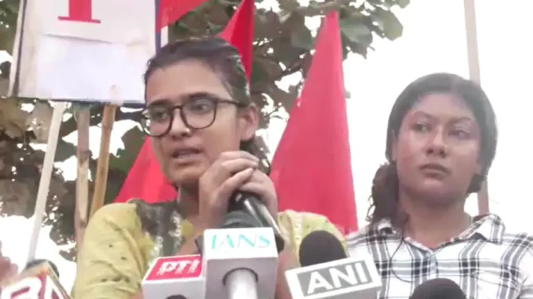 JPSC Protest: रांची में छात्रों का जोरदार प्रदर्शन- AISA अध्यक्ष नेहा बोरा पर फेंकी गई स्याही, मची अफरातफरी