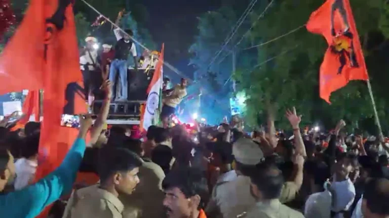 UP News: कन्नौज में कांवड़ यात्रा के दौरान बवाल- कोतवाल ने कांवड़ियों के सामने किया इस्तीफे का ऐलान, प्रशासन को मांगनी पड़ी माफी