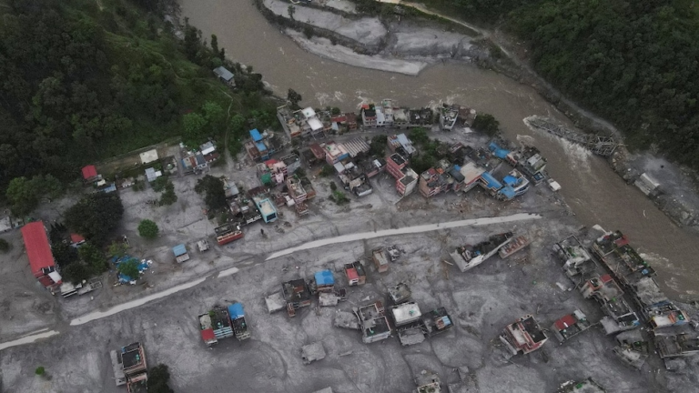 World News: नेपाल में मंडराया बाढ़ का नया खतरा- ल्हेंडे नदी पर बनी झील कभी भी फट सकती है, चीन ने जारी की चेतावनी