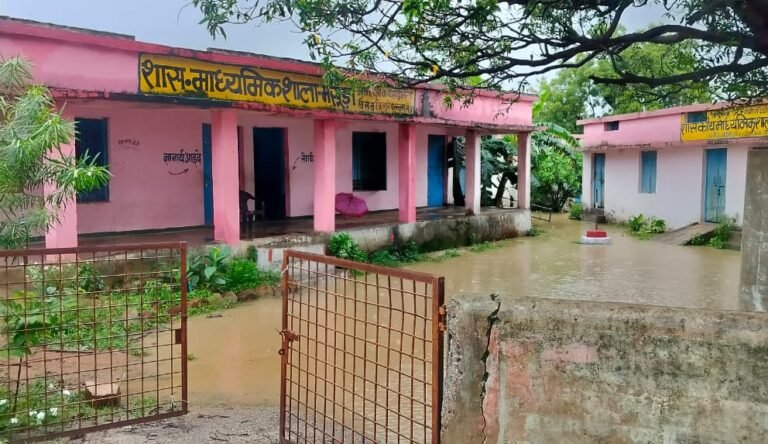 MP News: पन्ना के सरकारी स्कूलों में बारिश बनी मुसीबत: जर्जर भवन, टपकती छतें और जलभराव से छात्रों-शिक्षकों की बढ़ीं मुश्किलें