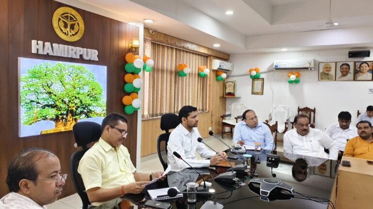 Hamirpur News: ग्राम प्रधानों एवं प्रशासकों के साथ संवाद बैठक में जिलाधिकारी ने सुनीं ग्रामीण क्षेत्रों की समस्याएं