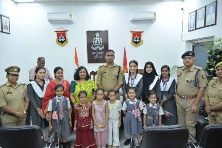 Barabanki News: रक्षाबंधन पर पायनियर और जयपुरिया स्कूल की छात्राओं ने पुलिस अधीक्षक को बांधी राखी