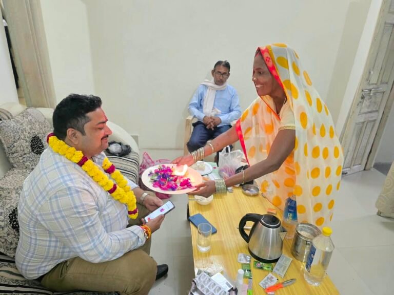 Hamirpur News: दूरी नहीं रोक पाई भाई-बहन का अटूट रिश्ता, टीवी पर भाई को देखा तो गाजीपुर से राखी लेकर हमीरपुर पहुंचीं मुंहबोली बहन