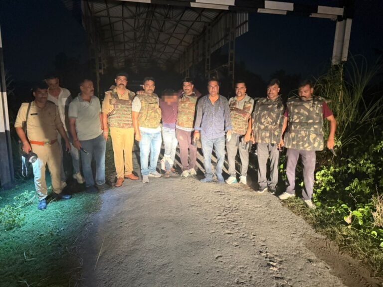 Kushinagar News: कुशीनगर में 50 हजार के इनामी बदमाश से पुलिस की मुठभेड़, पैर में गोली लगने के बाद गिरफ्तार