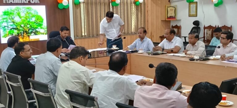 Hamirpur News: विद्युत व्यवस्था की समीक्षा में डीएम ने जताई नाराजगी, अधिकारियों को सुधार के कड़े निर्देश