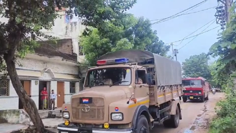 UP News: झांसी में साइबर अपराध के खिलाफ बड़ा एक्शन- 300 लोग हिरासत में, ड्रोन से रखी गई निगरानी