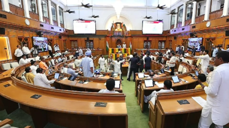 Delhi News: विधानसभा में भारी हंगामा- टी-शर्ट विवाद के चलते 6 AAP विधायक मार्शल आउट