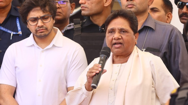 UP Politics: मायावती का गुस्सा क्यों नहीं हो रहा शांत? अशोक सिद्धार्थ के संन्यास के बाद भी आकाश आनंद पर गिरी गाज की पूरी इनसाइड स्टोरी