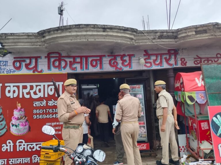 Hamirpur News: जिलाधिकारी के निर्देश पर मौदहा में खाद्य सुरक्षा विभाग का अभियान, करीब 64 हजार रुपये की दूषित खाद्य सामग्री मौके पर नष्ट कराई गई