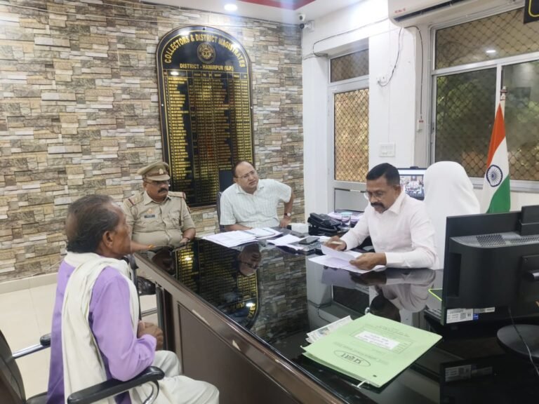 Hamirpur News: जिलाधिकारी अशोक कुमार ने कलेक्ट्रेट में की जनसुनवाई, अधिकारियों को त्वरित निस्तारण के निर्देश