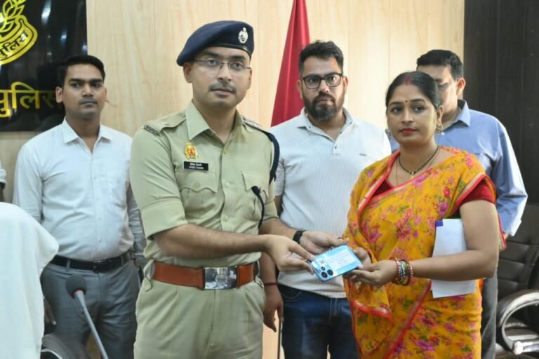 Barabanki News: बाराबंकी पुलिस ने बरामद किए 21 लाख रुपये के 105 गुम मोबाइल, ASP ने मालिकों को सौंपे फोन