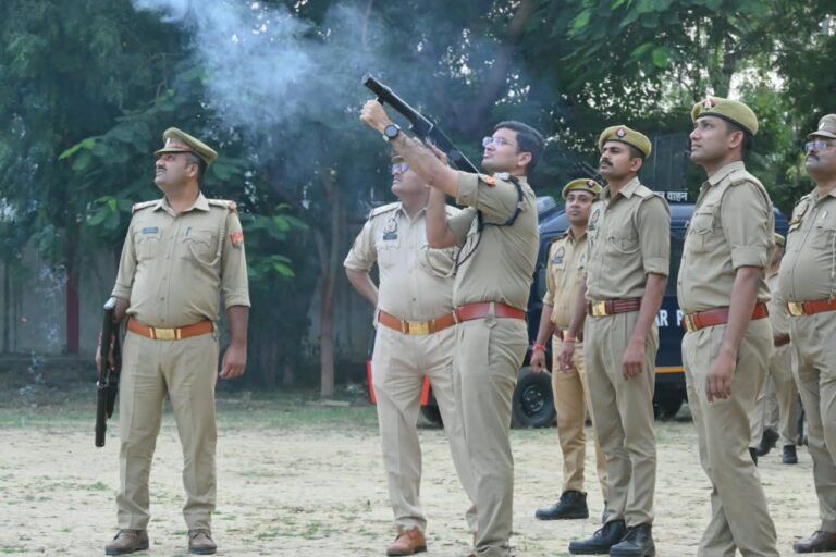 Barabanki News: बाराबंकी में त्योहारों को लेकर पुलिस की तैयारी, दंगा नियंत्रण उपकरणों और वज्र वाहन का निरीक्षण