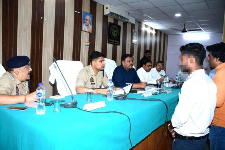 Kushinagar News: पडरौना तहसील में डीएम और एसपी ने सुनीं फरियादियों की समस्याएं