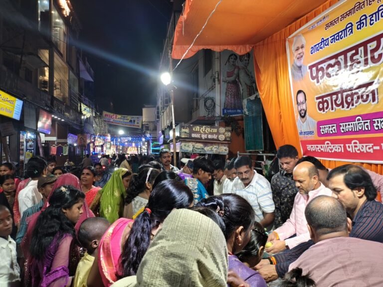 Kushinagar News: पडरौना में चेयरमैन विनय जायसवाल का भव्य फलाहार कार्यक्रम, उमड़े हजारों भक्त!