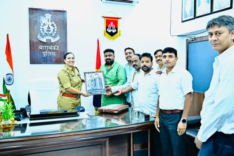 Barabanki News: एसपी रवीना त्यागी से मिला व्यापारियों का डेलिगेशन, फूल देकर किया शानदार स्वागत