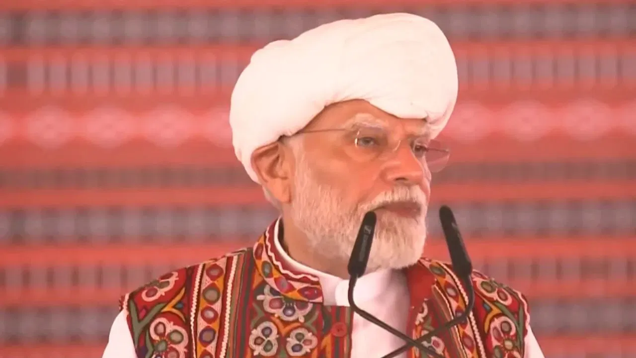 PM Modi launching dairy project in Banaskantha